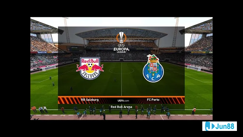 Cầu thủ Salzburg đang chống đỡ sự áp đảo từ cầu thủ FC Porto trong trận đấu quyết liệt. Cầu thủ Salzburg đang chống đỡ sự áp đảo từ cầu thủ FC Porto trong trận đấu quyết liệt.